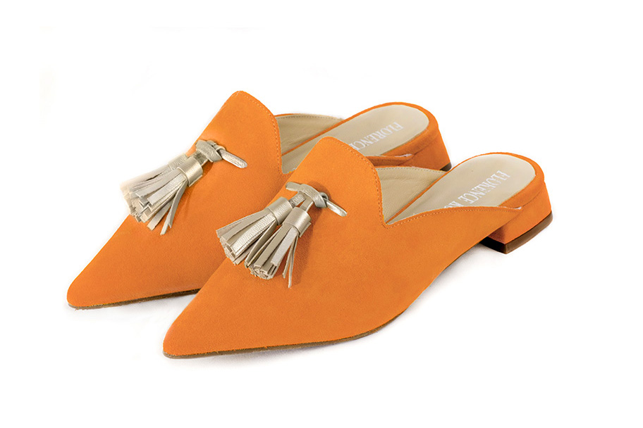 Mules mocassin élégantes et raffinées, coloris orange abricot et or doré. Bout pointu. Plat. Talon évasé. Cérémonie, soirée, cocktail, évènementiel. Personnalisation : Choix des cuirs, 
                des couleurs et des talons. Petites et grandes pointures. - Florence KOOIJMAN